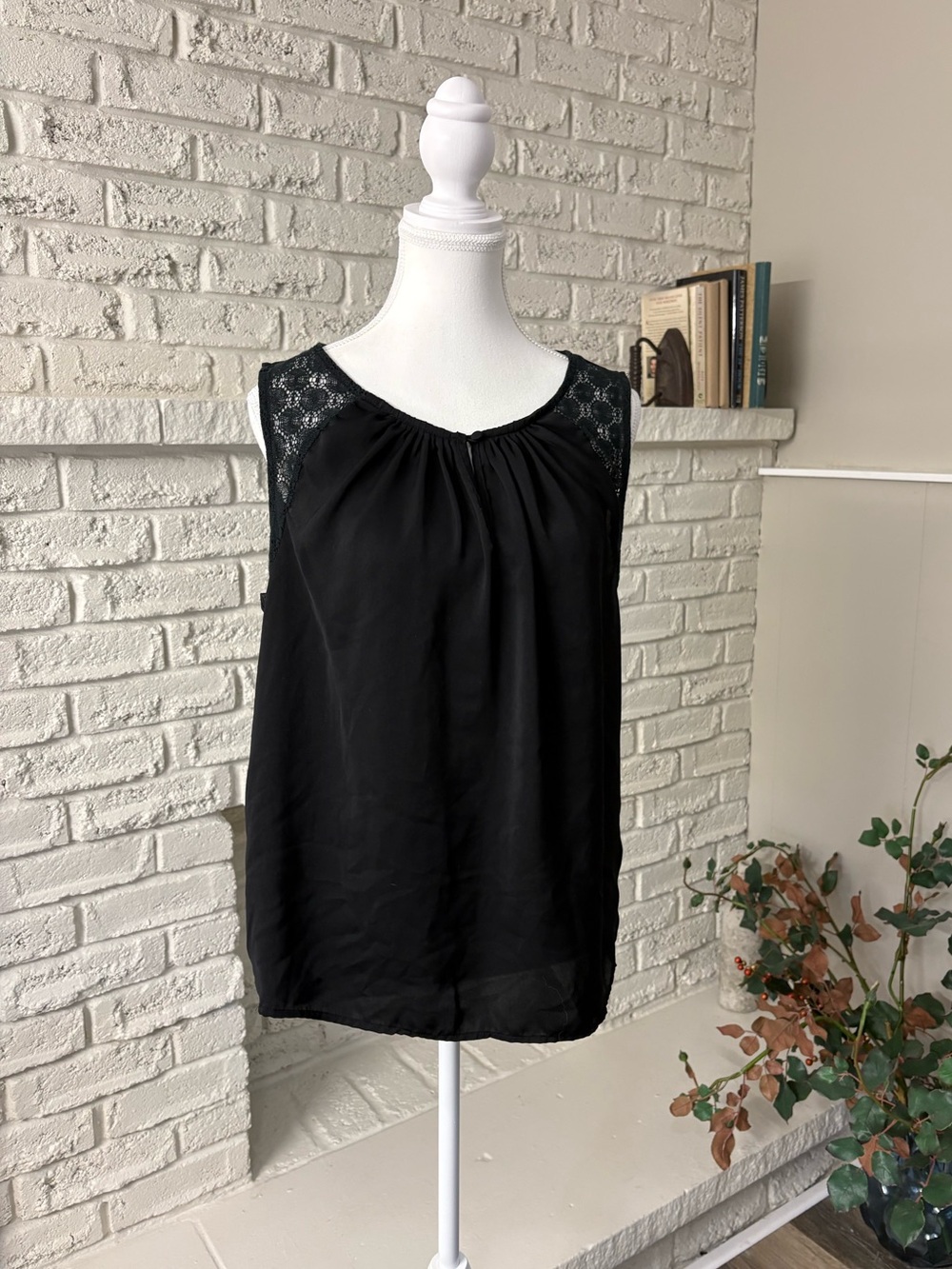 Jessica Black Lace Accent Sleeveless Tank Top Pleated Blouse Size 10